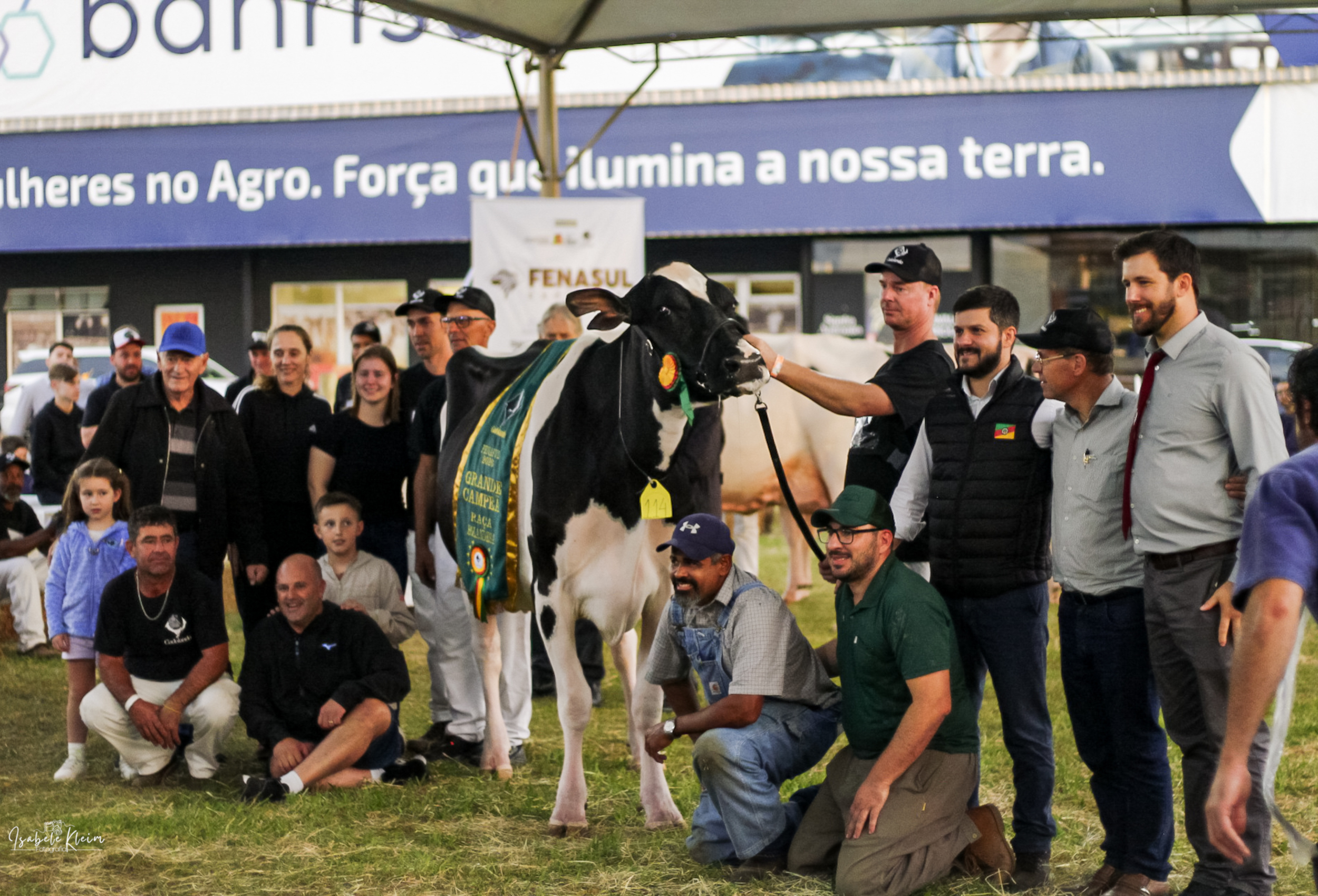 Emoção marca celebração da grande campeã da raça Holandesa na Fenasul Expoleite